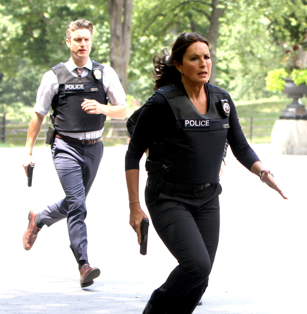 SVU_S18ONSET_03.jpg